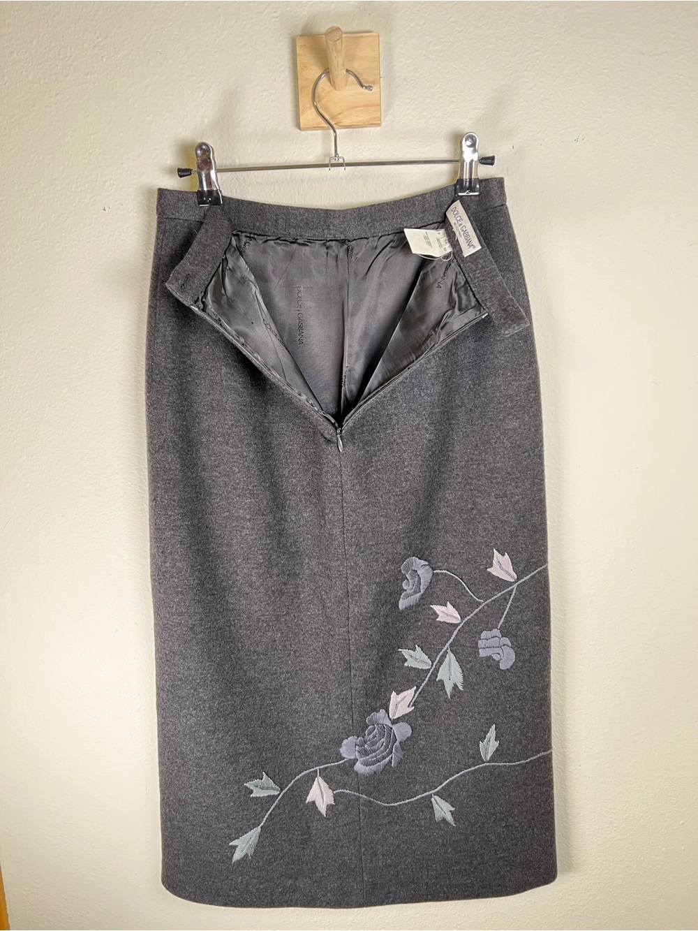 Vintage Dolce & Gabbana Charcoal Gray Midi Skirt with Floral Embroidery - Picture 3 of 7